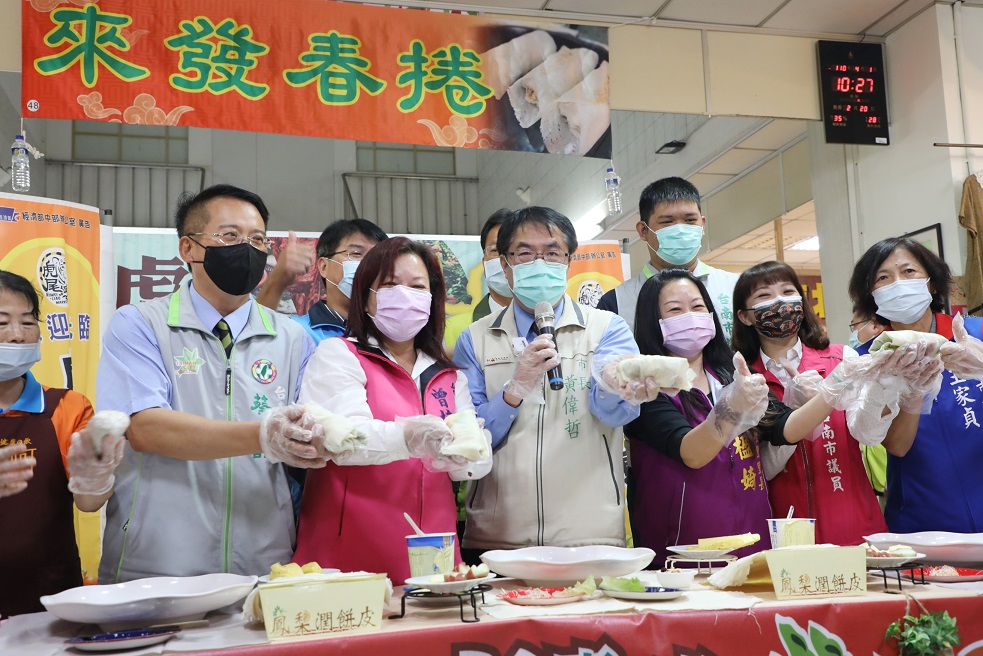 黃偉哲推廣在地鳳梨   台南傳統市場獨創鳳梨口味潤餅皮  