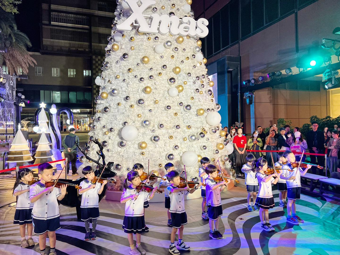 新光三越台南新天地耶誕樹《奇幻樂園 Fantastic Christmas》 驚艷登場！