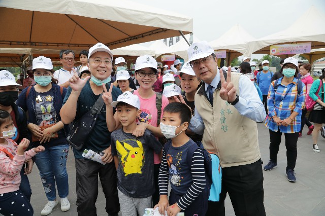 黃偉哲表示，今年度受疫情影響雖然許多行業受疫情影響銷售額不如預期，但危機也是轉機，富含知識性及趣味性的觀光工廠可滿足大眾對於生產過程的好奇心，也是本市觀光的亮點之一，搭配市府活動推動振興旅遊 ，可望帶動親子旅遊商機！