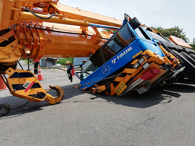 水利局因汰換地下箱涵施工 大型吊車倒車路面塌陷