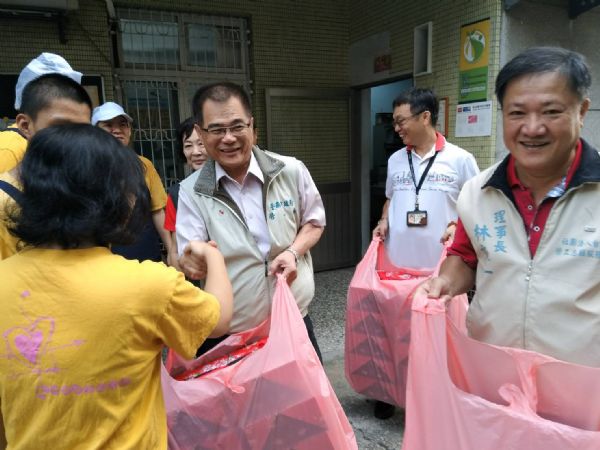 勞工局結合民間團體共同「關懷職災、弱勢，中秋送暖」