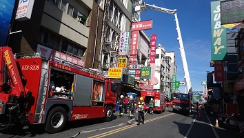 不讓大火悲劇重演 嘉年華大樓消防演練提升應變機制