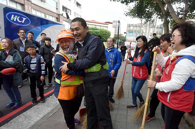 新北國家清潔週起跑 侯友宜捲起衣袖與市民攜手清掃家園