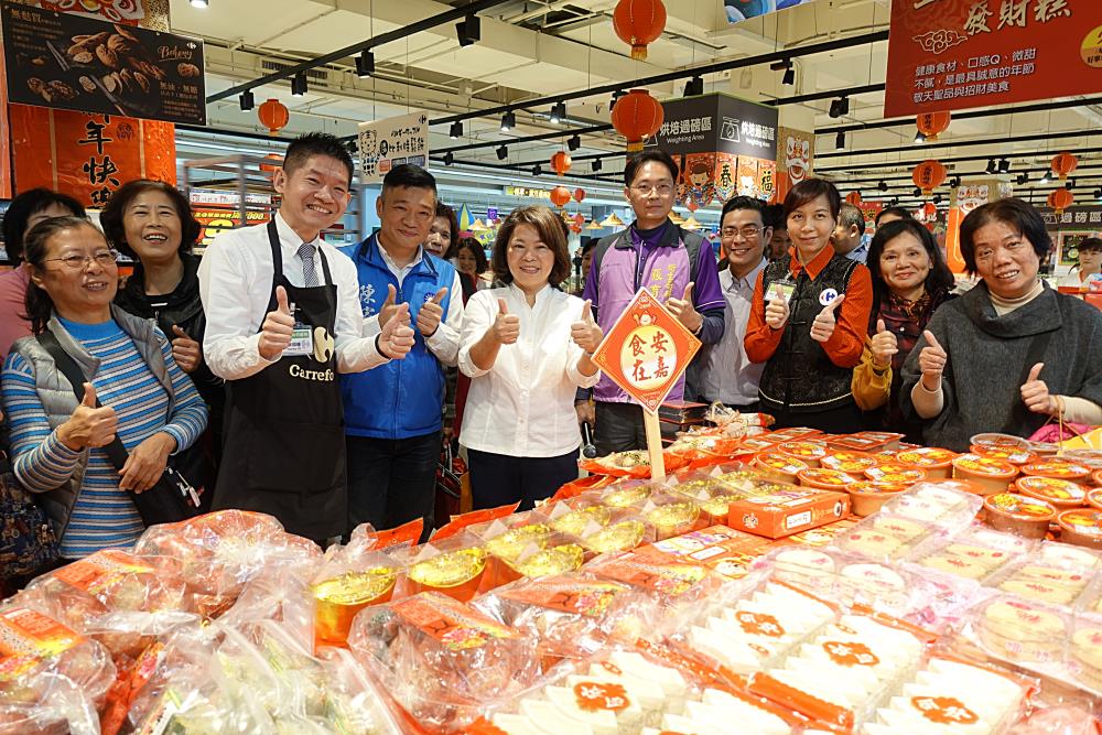 勇媽市長與勇媽們齊出擊 大賣場抽檢年貨護食安