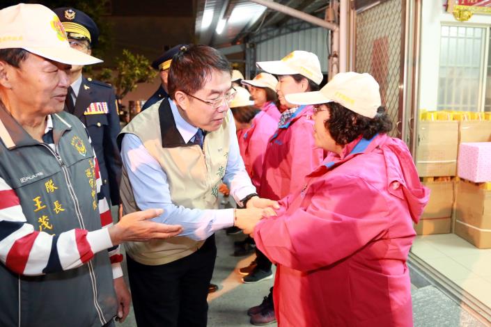 黃市長率隊贈送年節禮品為執勤人員打氣