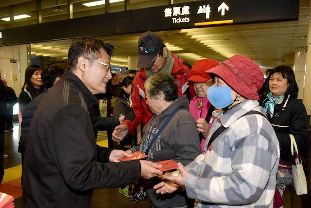 歡迎新北鄉親回家 陳副市長車站溫馨送福