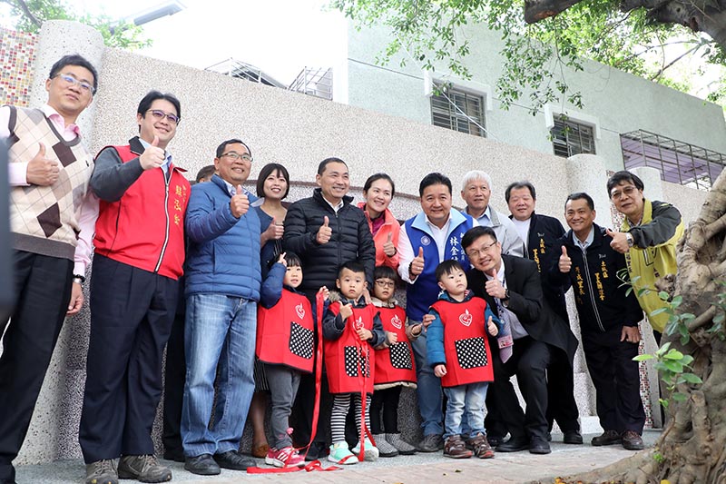 中正非營利幼兒園開幕 侯友宜到場送孩童繪本及小豬貼紙