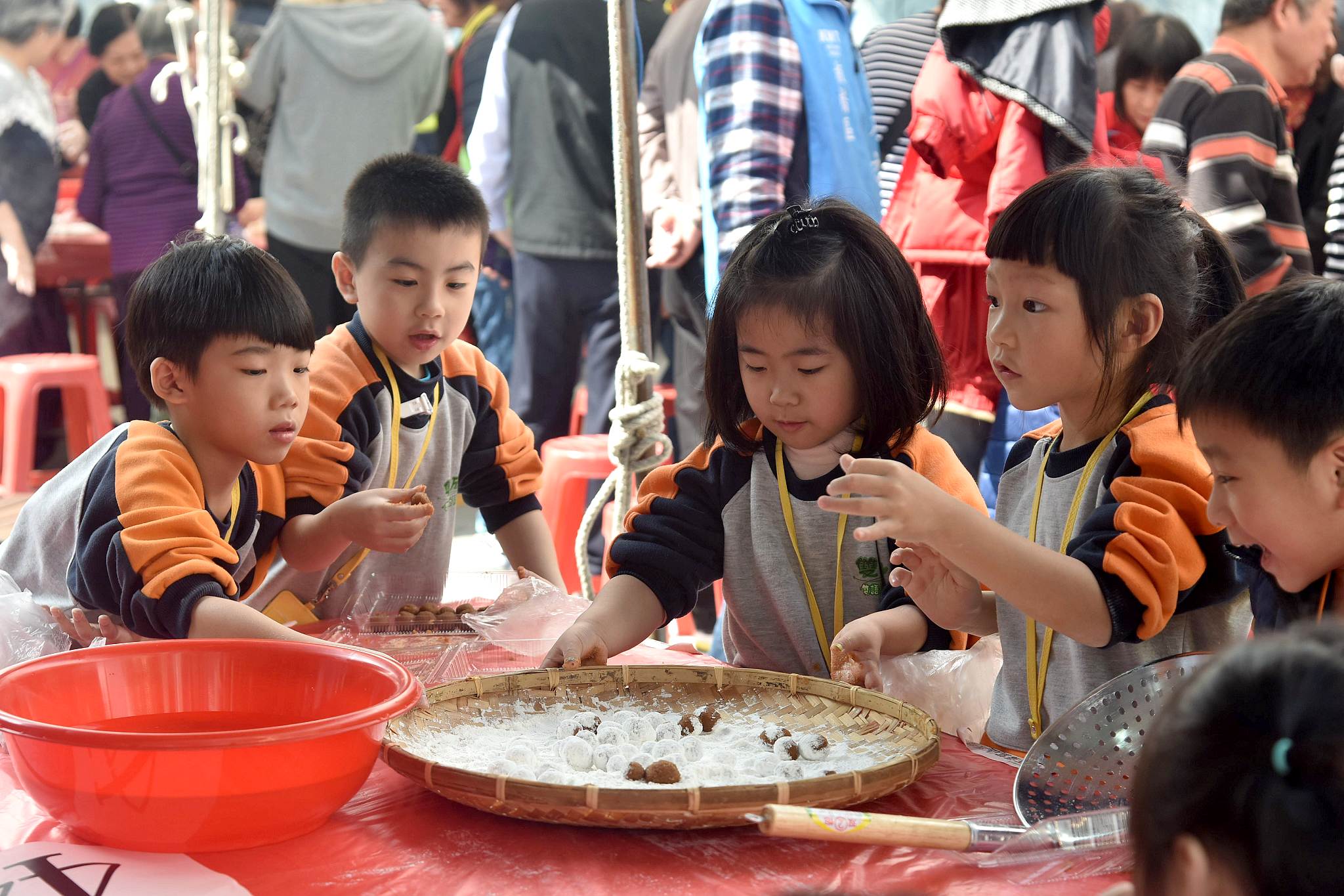 侯友宜手搖元宵送愛心 祝福市民圓圓滿滿