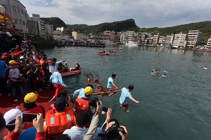 野柳神明淨港勇士跳海祈福 侯友宜祈求平安豐收並推廣白帶魚