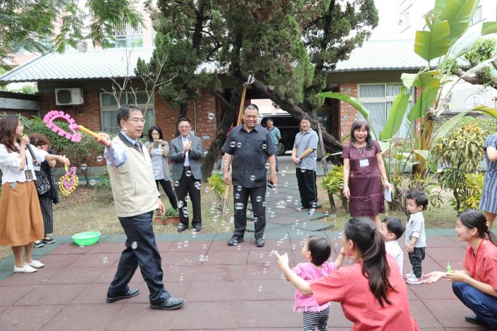 溫馨慶元宵 黃市長陪長輩猜燈謎 為監護兒童送祝福