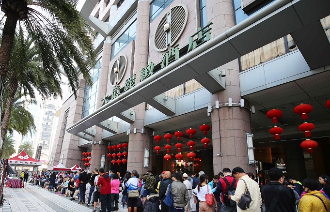 星級飯店辦捐血送餐券 百位民眾排隊挽袖