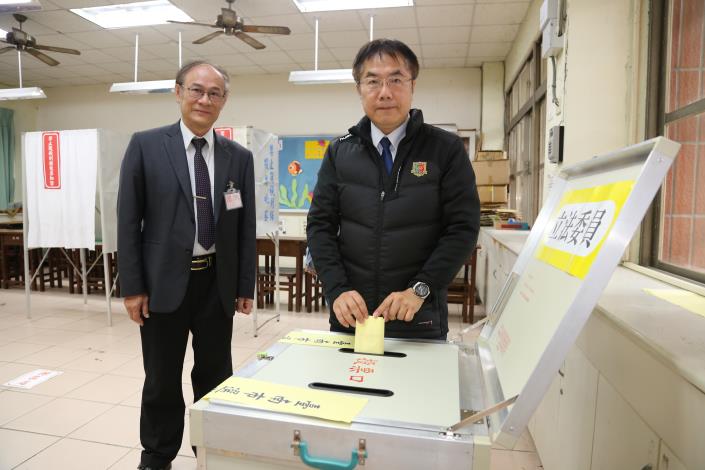 黃市長今早於佳里區北門高中投下神聖一票