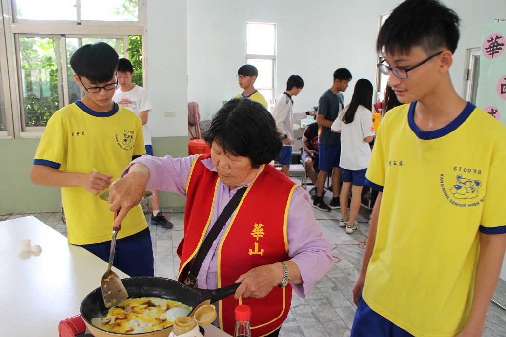 華山西港站8周年感恩茶會 港明學子邀獨老共創美好校園回憶