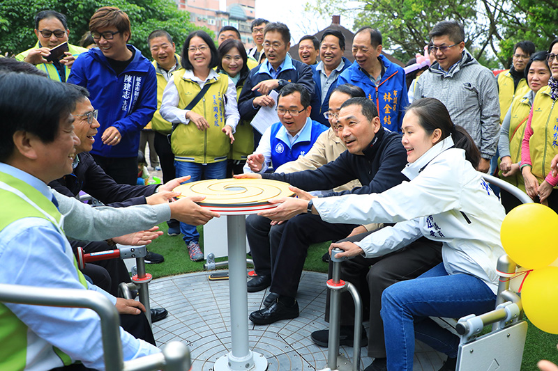 三峽中山公園啟用 侯友宜邀您玩30公尺的彩虹樹藤溜滑梯