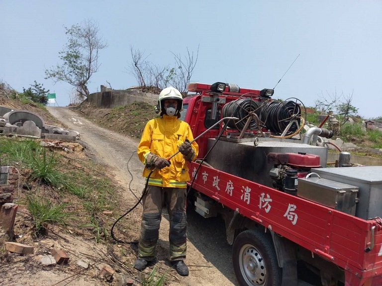 防範山林公墓火災  南市消防局增購灑水噴霧輕裝備提升救災效能