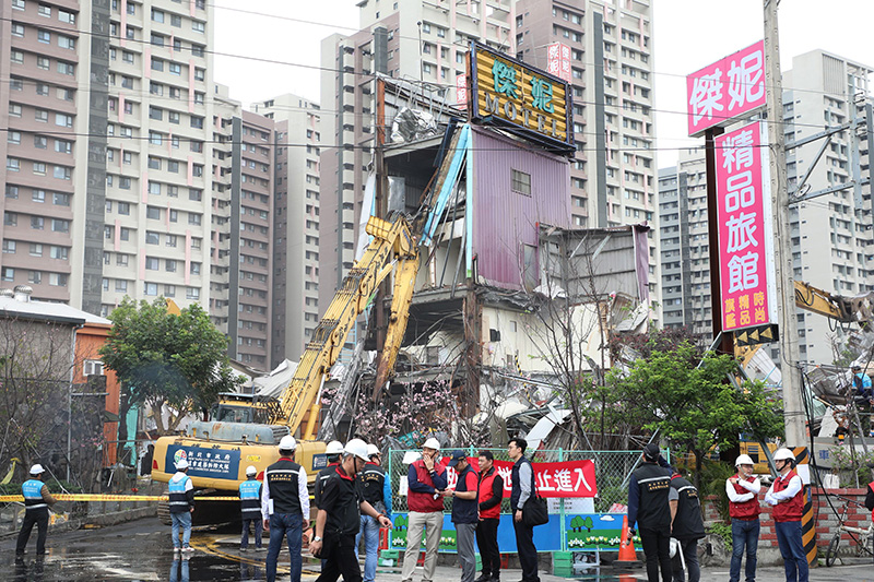 違法零容忍 侯友宜率隊強拆違建且無照營業的涉毒旅館