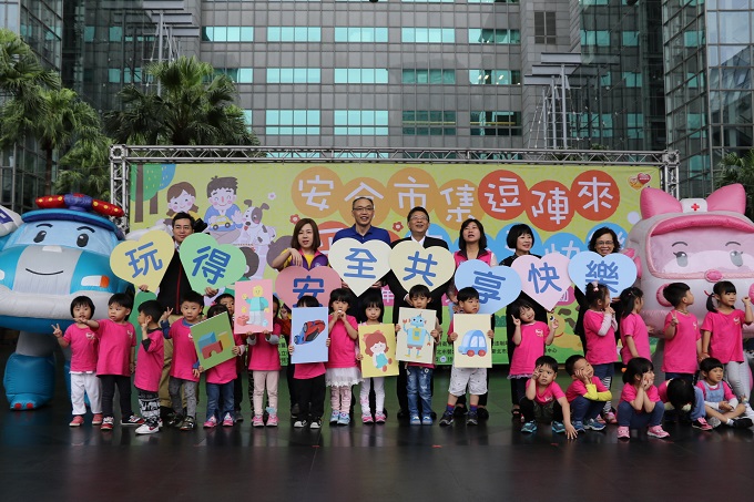 小朋友到公園遊戲場玩耍 安全達人提醒：勿穿拖鞋 避免穿有繩帶衣物