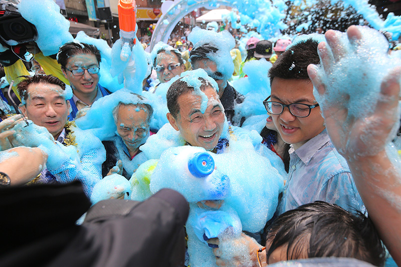 新北市潑水節熱鬧登場 侯友宜接受民眾潑水祝福