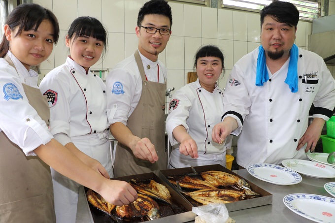 新北推動惜食分享 光啟高中餐飲科師生讓醜蔬果變香噴噴料理