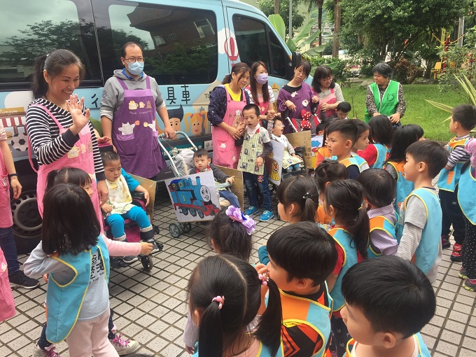 「火車過山洞」融合活動 三峽日托慢飛天使與三峽幼兒園共享行動玩具車