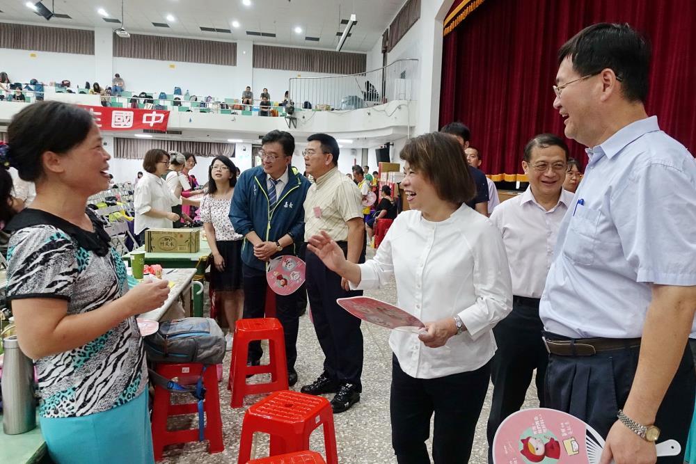 國中教育會考首日 市長黃敏惠到考場為考生加油打氣