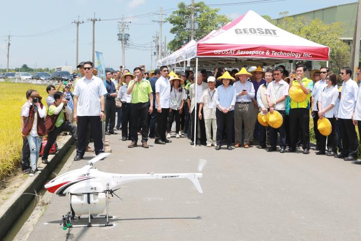 黃市長陪同蔡英文總統視察無人機農噴示範