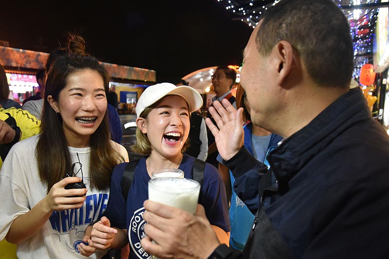 新北好市多美食多 侯友宜大啖夜市美食直呼讚