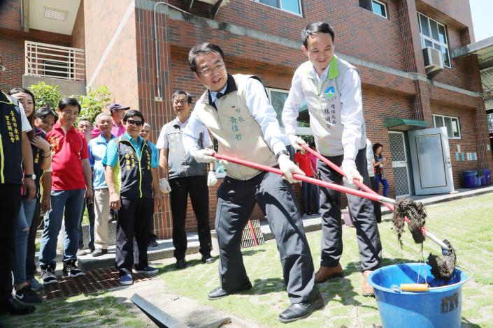 黃市長帶頭示範清理居家內外水溝