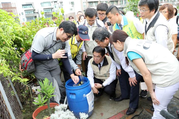 黃市長領軍觀摩農園登革熱防治工作