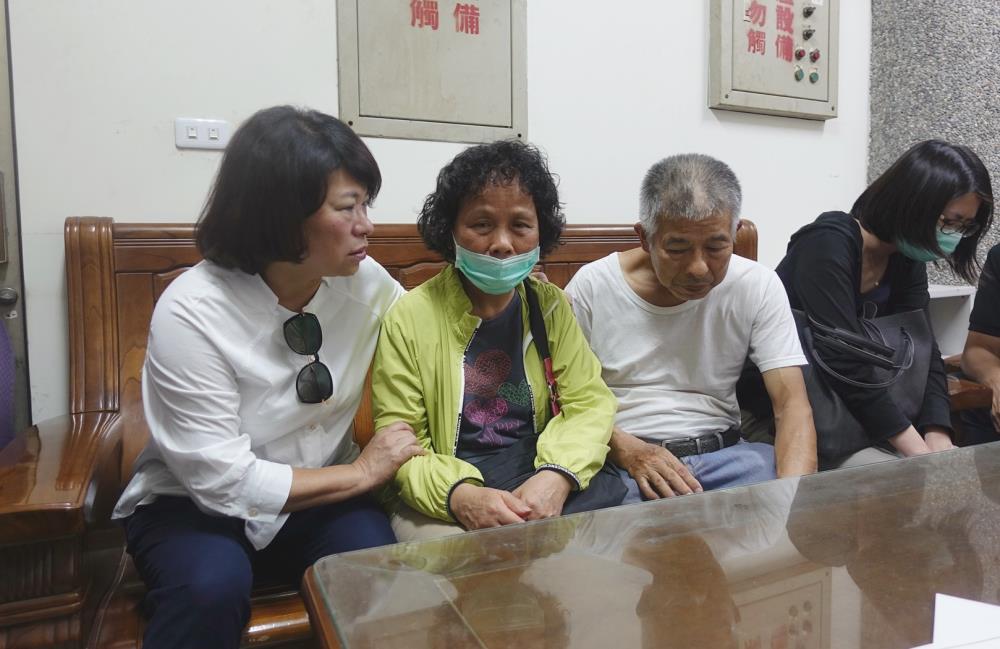 鐵路警察遇刺殉職 嘉義市長黃敏惠及警察署長陳家欽前往慰問家屬