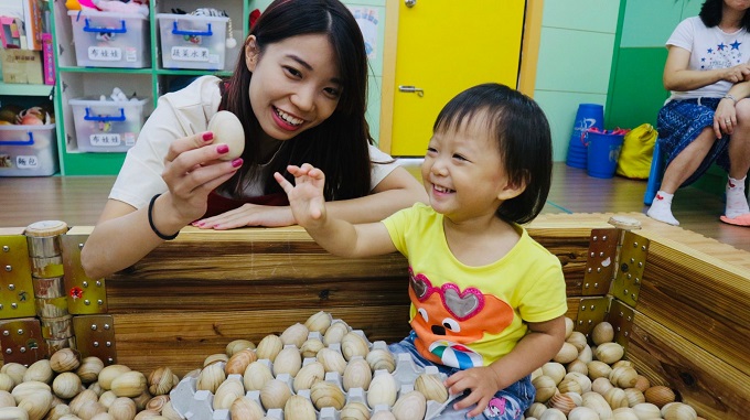 浸會大學港生第四度來新北市玩具銀行實習  融合香港元素自製繪本隨行動車到偏區傳愛