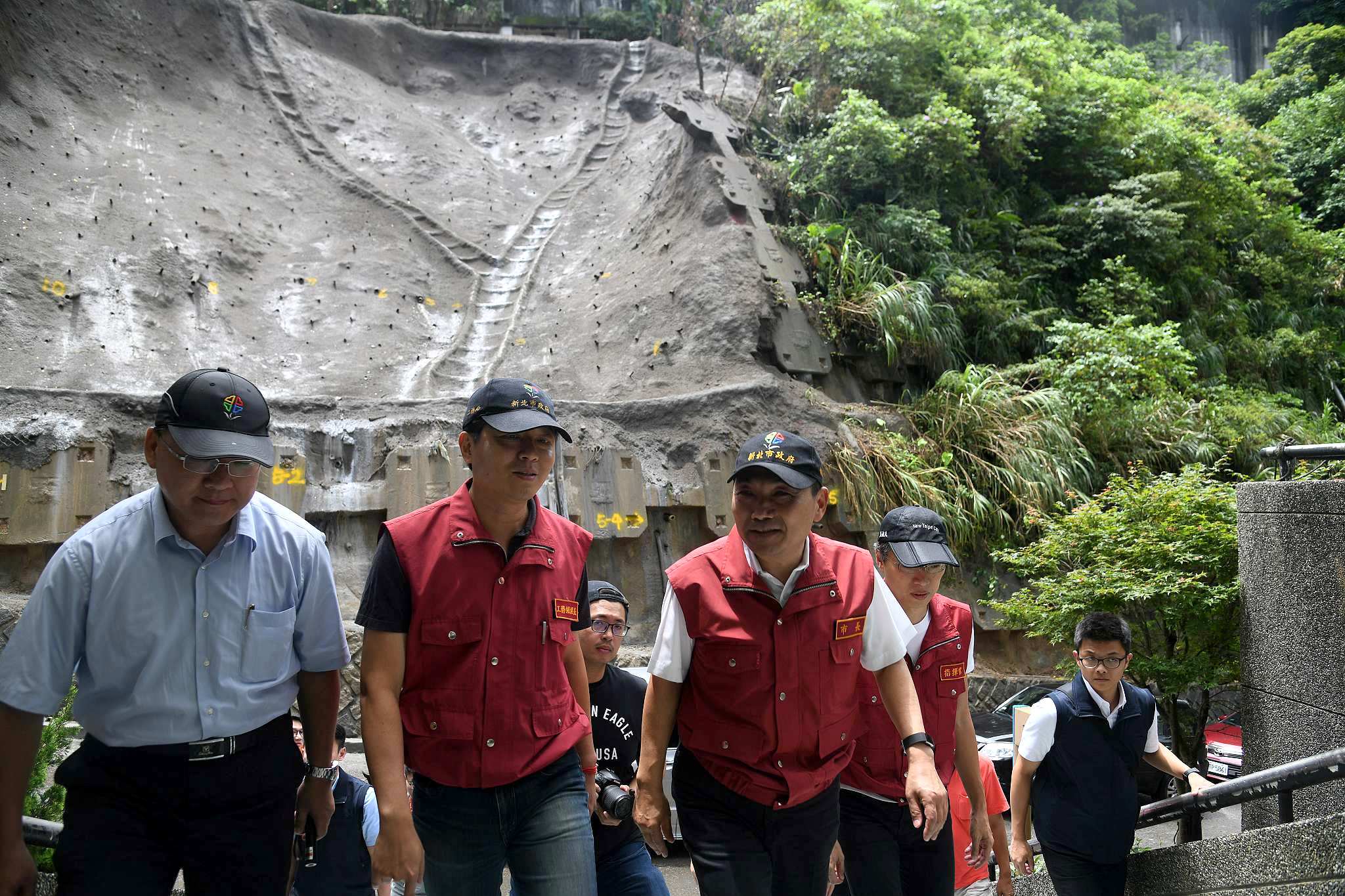 侯友宜視察汐止區防颱整備 關心秀山路邊坡修復進度