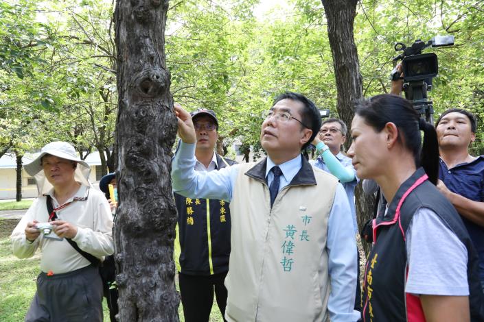 杜絕病媒蚊孳生 黃市長視察巴克禮公園 籲請市民貫徹巡倒清刷