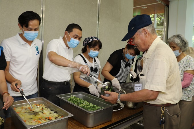 樹林區老人共餐  長輩50元吃2餐 還有健康按摩  市長說讚 