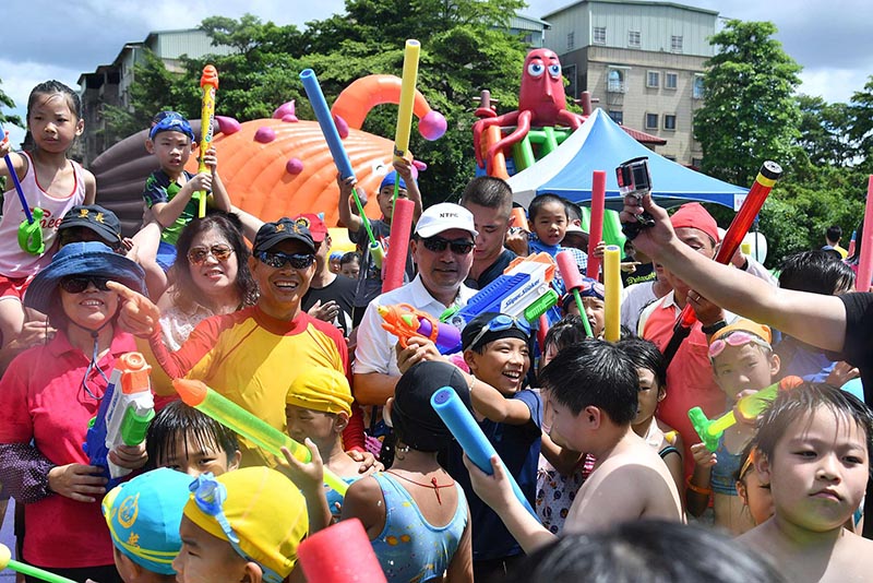 五股區親子兒童水樂園 侯友宜充當教官指導小朋友「用槍要領」