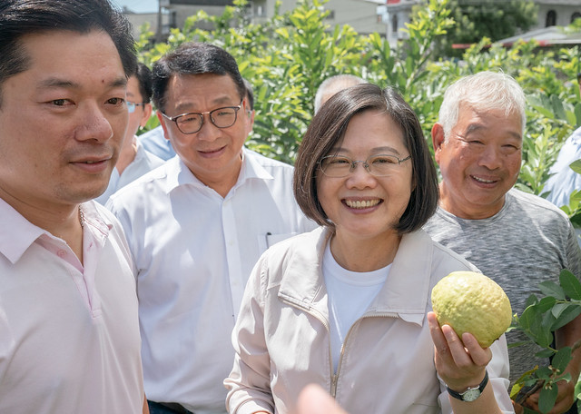 總統參訪「橘之鄉蜜餞觀光工廠」及「員山鄉紅心芭樂果園」