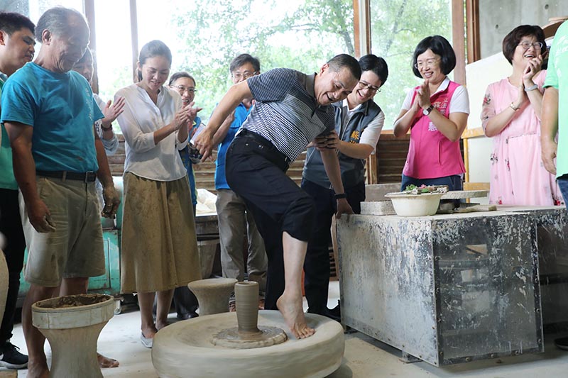 走訪鶯歌陶瓷產業 侯友宜拜師「臺灣國腳」體驗腳踢轆轤