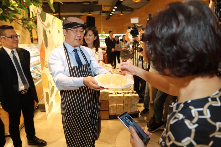 變身超市店員介紹麻豆文旦　黃偉哲行銷臺南農產不遺餘力