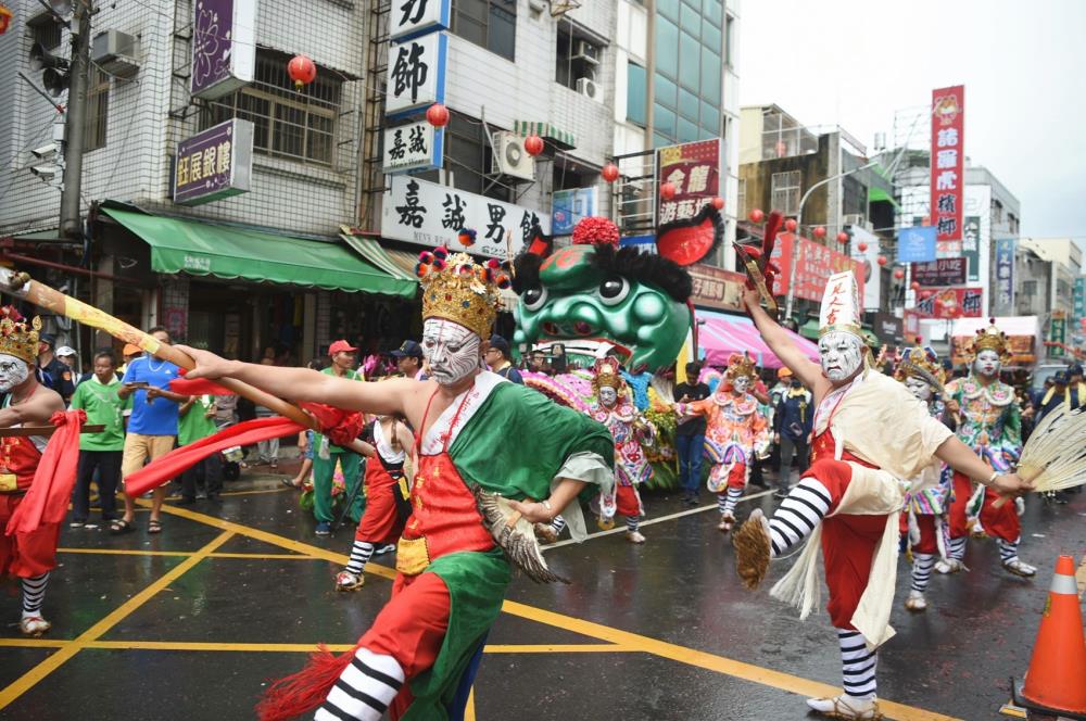 城隍夜巡 夯枷解厄 復古藝陣齊獻藝 黃敏惠市長參加起駕儀式