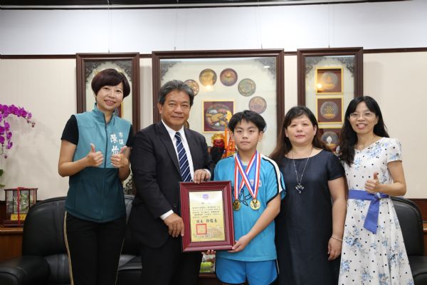 南市議長嘉勉國際小學數學競賽得獎學生