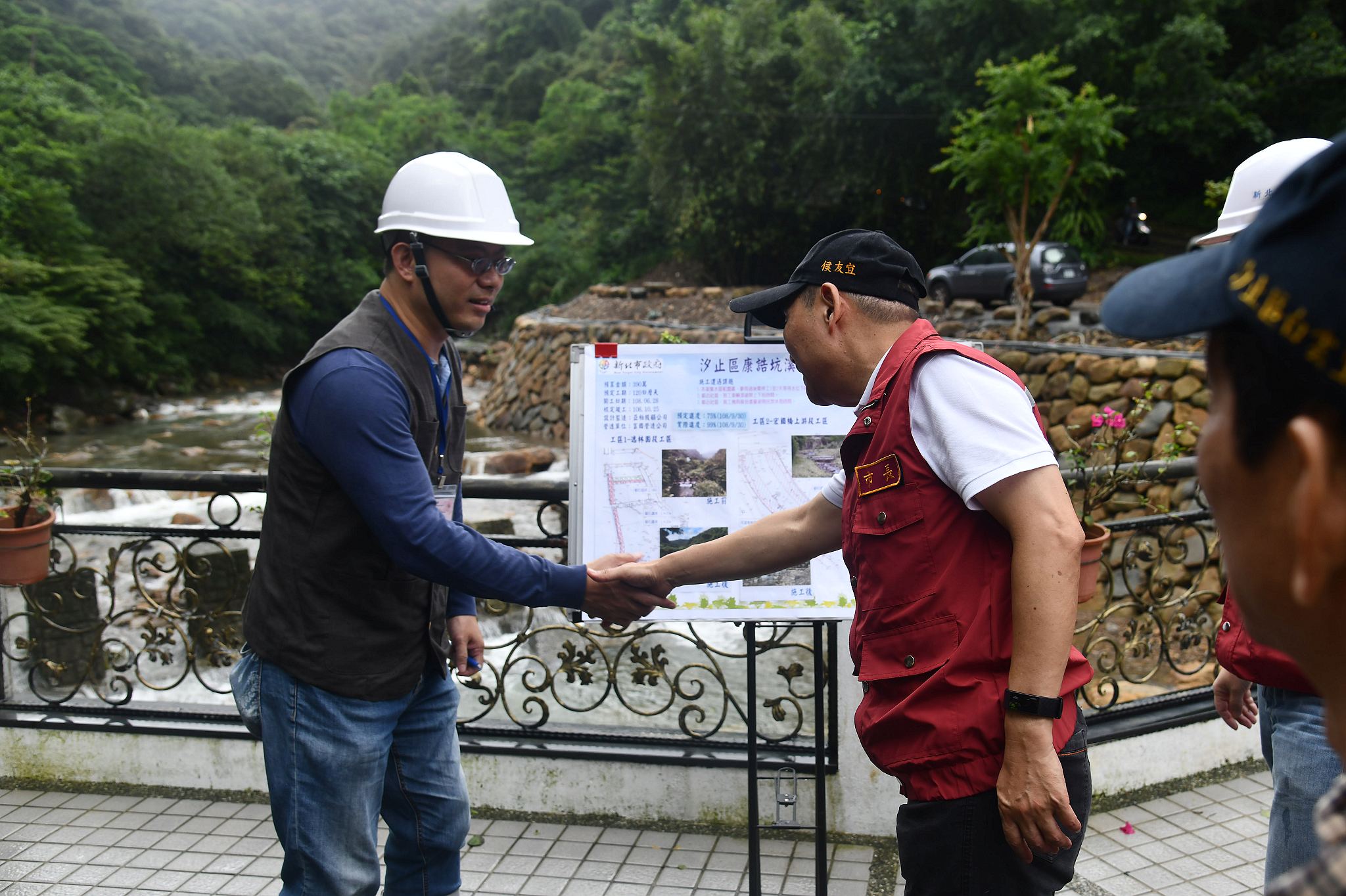 米塔颱風挾帶豪雨來襲 侯友宜視察深坑及汐止 指示加強注意坡地排水