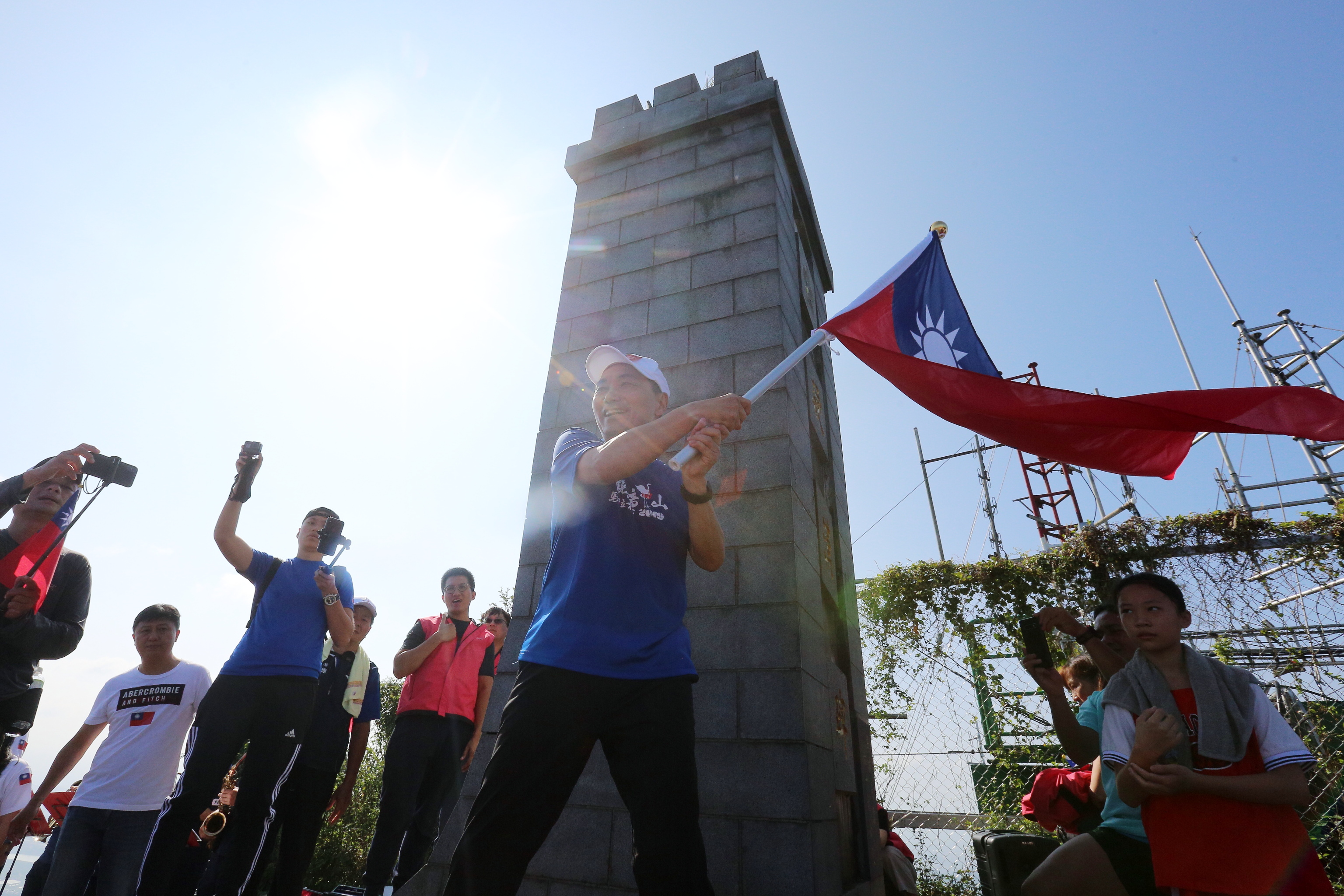 硬漢嶺青天白日旗海飄揚 侯友宜勉新北市府團隊超越自我