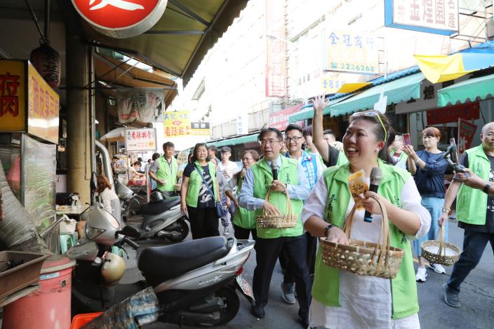 掃街狂推臺南好米 吃貨一哥黃偉哲現身國華商圈開直播