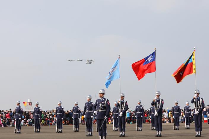 睽違6年「空軍臺南基地開放日」 黃偉哲與民同樂 見證國機國造成果