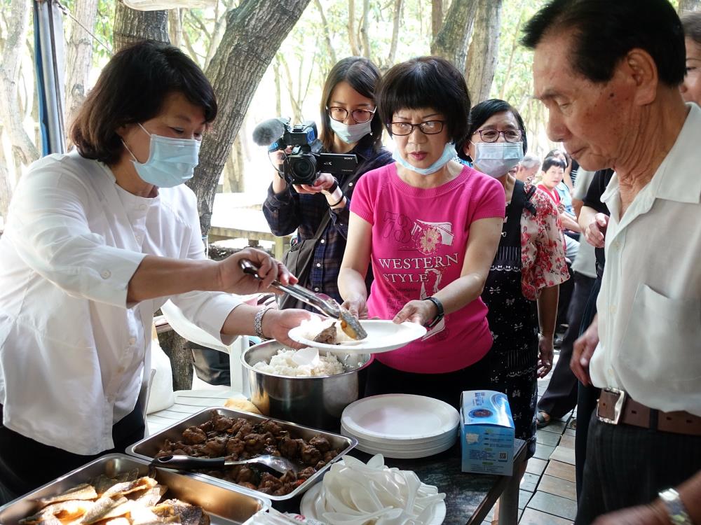 友忠花甲食堂 作伙呷百二 老人食堂揭牌