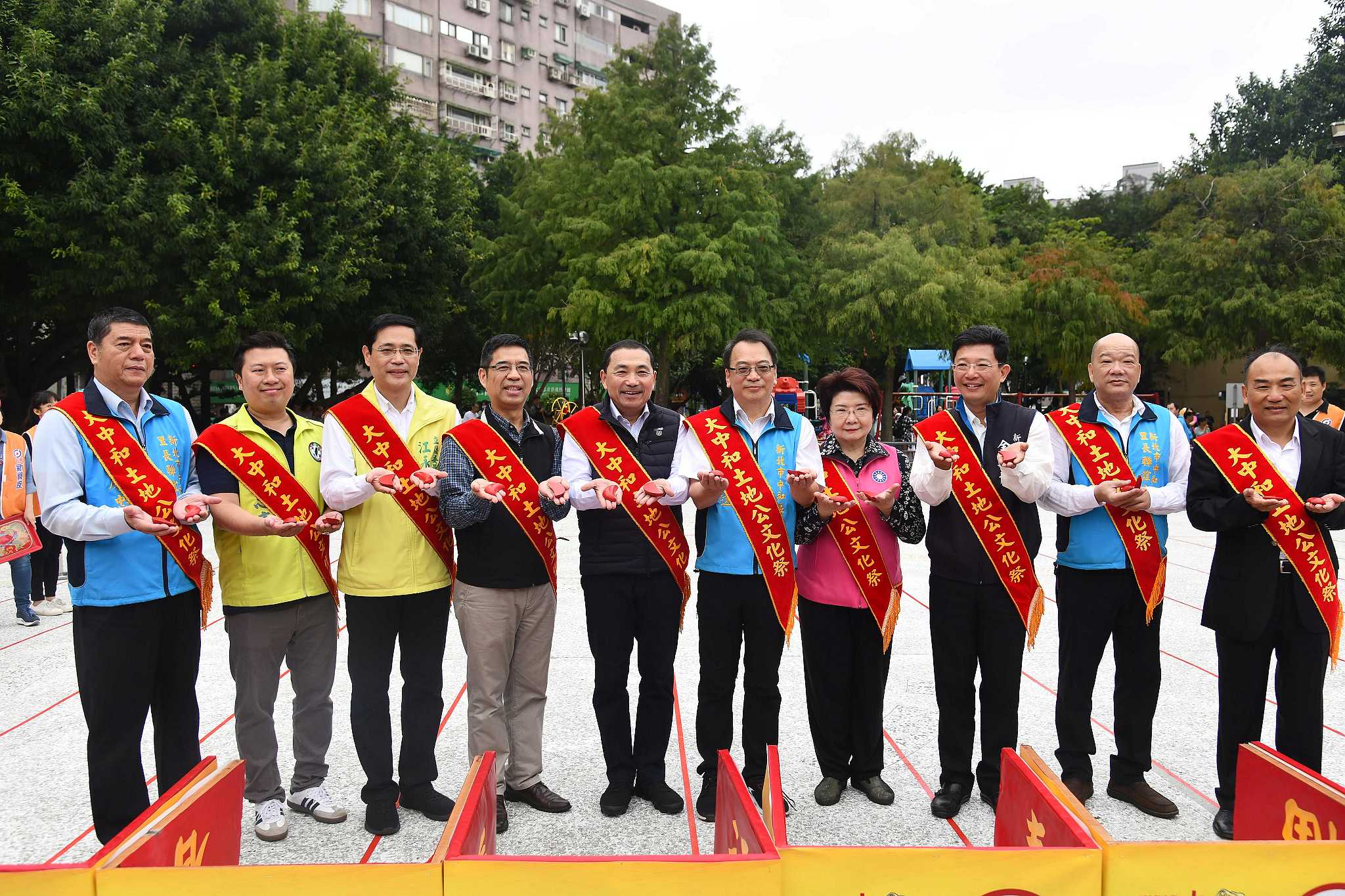 中和土地公文化祭盛況空前 侯友宜擲出聖筊：秉持土地公精神與市民向前走