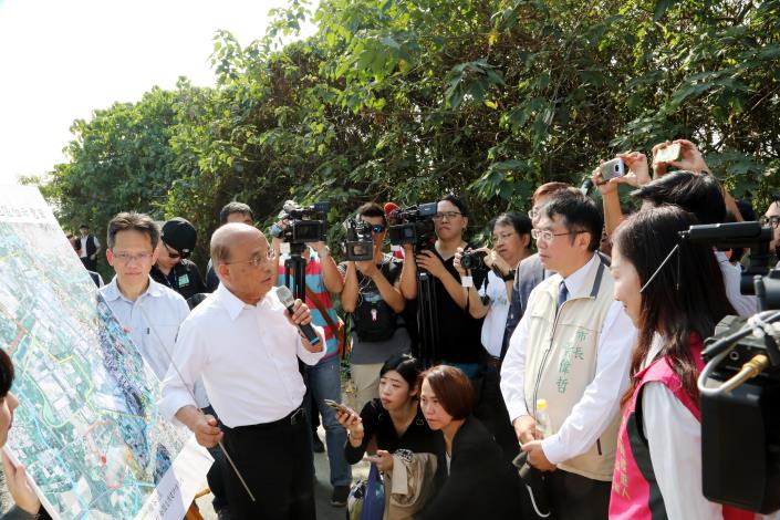 黃偉哲陪同蘇院長視察南科擴建三期