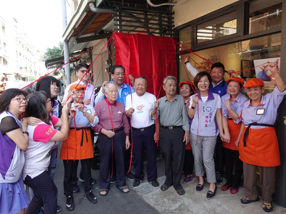 嘉市「大齡花甲食堂」揭牌 副市長陳淑慧與長輩歡喜共餐