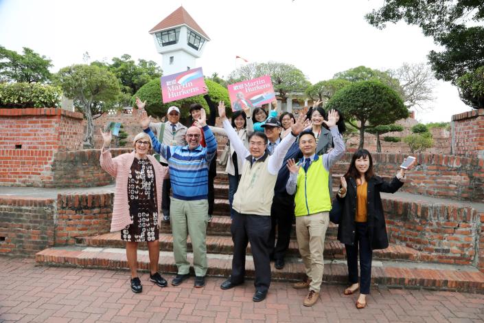 荷蘭美聲音樂家馬丁遊安平 黃偉哲贈台南意象泰迪熊紀念台南行