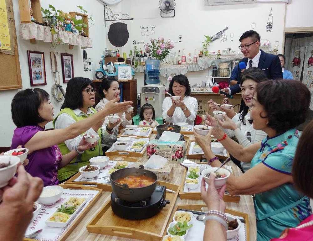 嘉義市討喜花甲食堂-作伙呷百二今揭牌